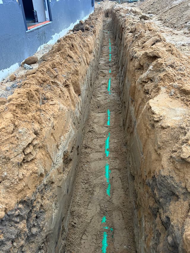 Graben für Drainage ausheben